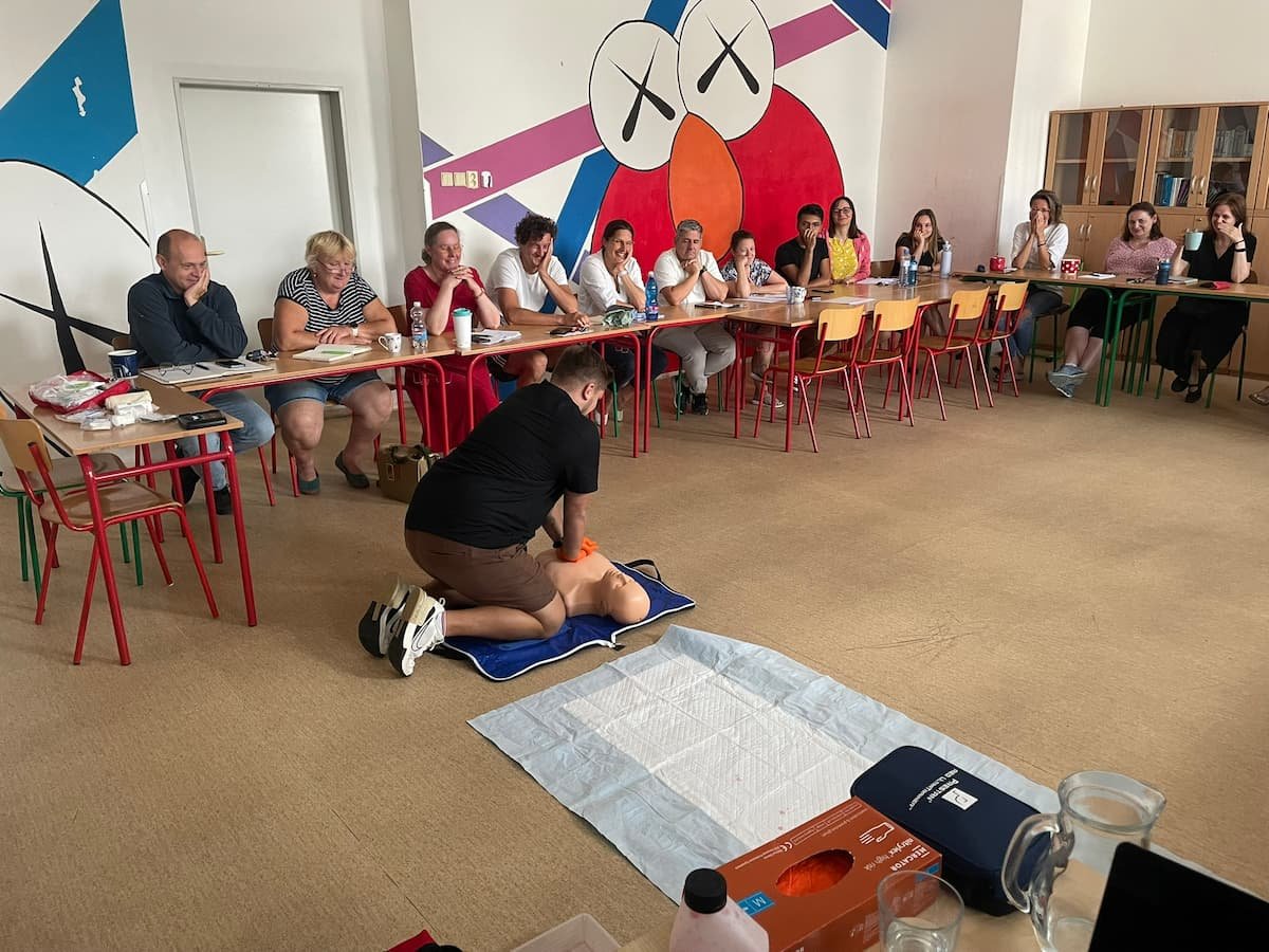 Lektor ukazuje nácvik první pomoci na figuríně pedagogům